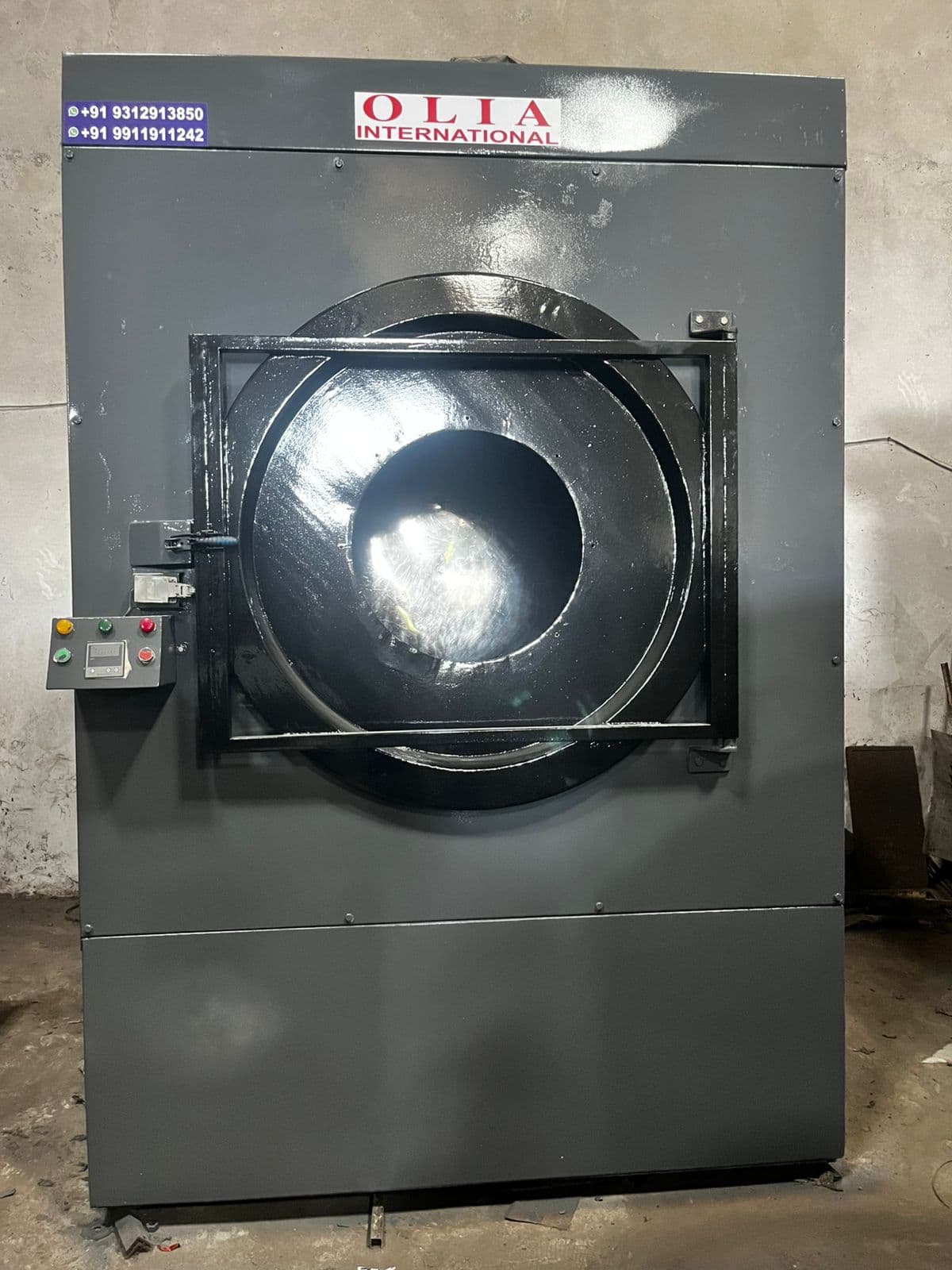 Industrial washing machine with front-loading drum for commercial use